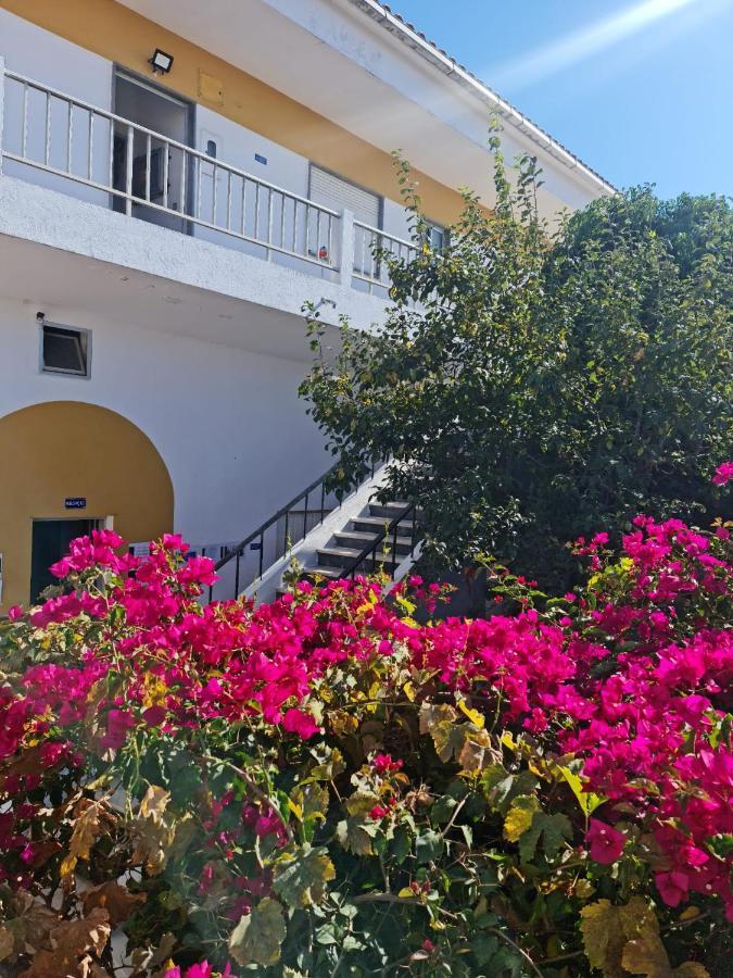 Local Largo Da Igreja Bed & Breakfast *
